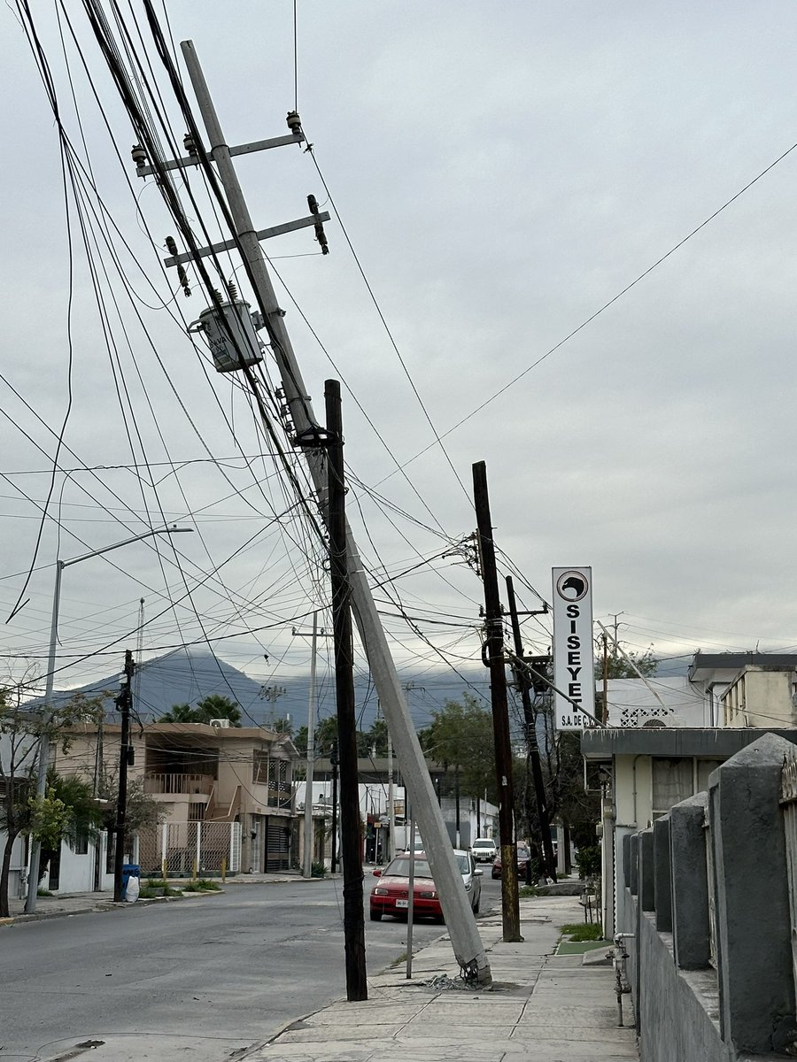 The_Punkie's tweet photo. @pc_mty reportando un trailer que paso por Jordan llevándose varios cables, este poste esta a nada de caerse, la dirección es Rio Jordan entre Tula y Huichapan https://t.co/024PFoQI5G