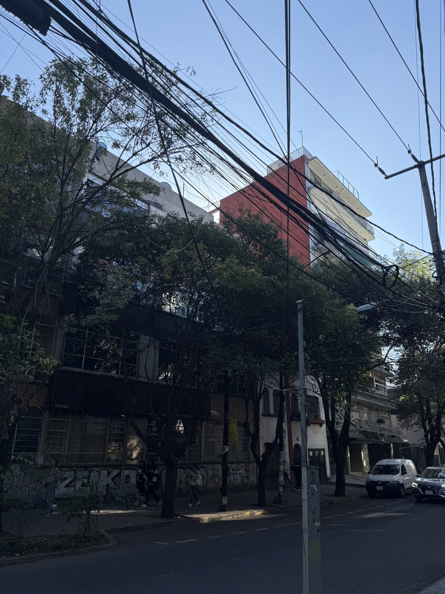 pablo_vs1's tweet photo. .@AlessandraRdlv @AlcCuauhtemocMx los cables de la esquina de Chilpancingo y Amsterdam están colgados y peligrosos URGE que los arreglen por favor! https://t.co/0DGxEP8L0O