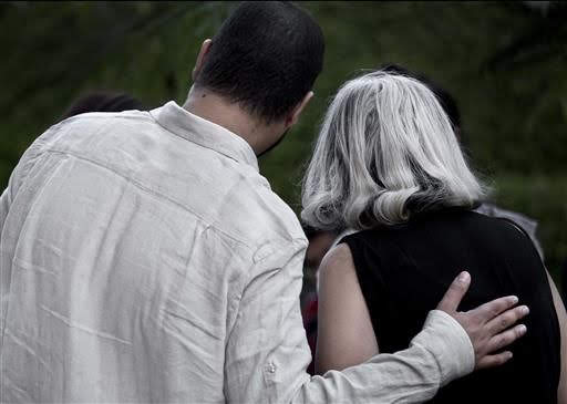 رجعنا من لندن امبارح بالليل ودلوقتي لسا راجعين من زيارة علاء. كانت زيارة مؤثرة هو وانا مهزوزين جدا من خوفنا على ماما. هي صامدة وجسمها لسا صامد. النهارده اليوم ال ٦٢ من إضرابها عن الطعام. علاء بقاله ٦٢ يوم محبوس بعد نهاية حكمه. 
بيتنا هيكون مفتوح للتضامن يوم الاثنين من الساعة ٦ م.