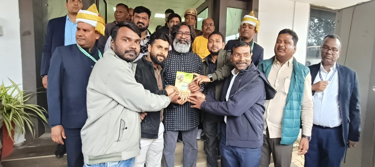 माननीय मुख्यमंत्री <a href="/HemantSorenJMM/">Hemant Soren</a> जी आपको शानदार जीत के साथ फिर से मुख्यमंत्री बनने के लिए  नव निर्वाचित प्रशिक्षण अधिकारी के द्वारा बहुत बहुत बधाई आशा करते है इसी तरह युवा के रोजगार  और स्थानीय के मुदा पर गंभीरता से बिचार करेंगे आपका अपना आदिवासी, मुलवासि, दलित भाई सब साथ है 🙏