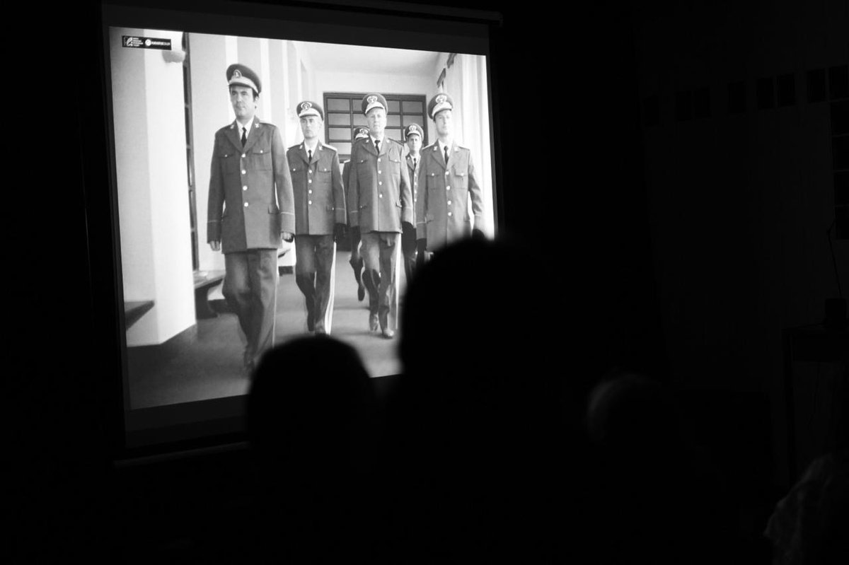 HouseKadare's tweet photo. Në shtëpinë e shkrimtarit, 80-vjetorin e Çlirimit të Shqipërisë, vendosëm ta shënonim kështu.
Ekspozuam gjithashtu skenarin e filmit artistik shkruar nga vetë shkrimtari, por që nuk gjeti miratim per t'u realizuar.
Eja në MUZE🫶🏻 https://t.co/fhjjLuSQHl