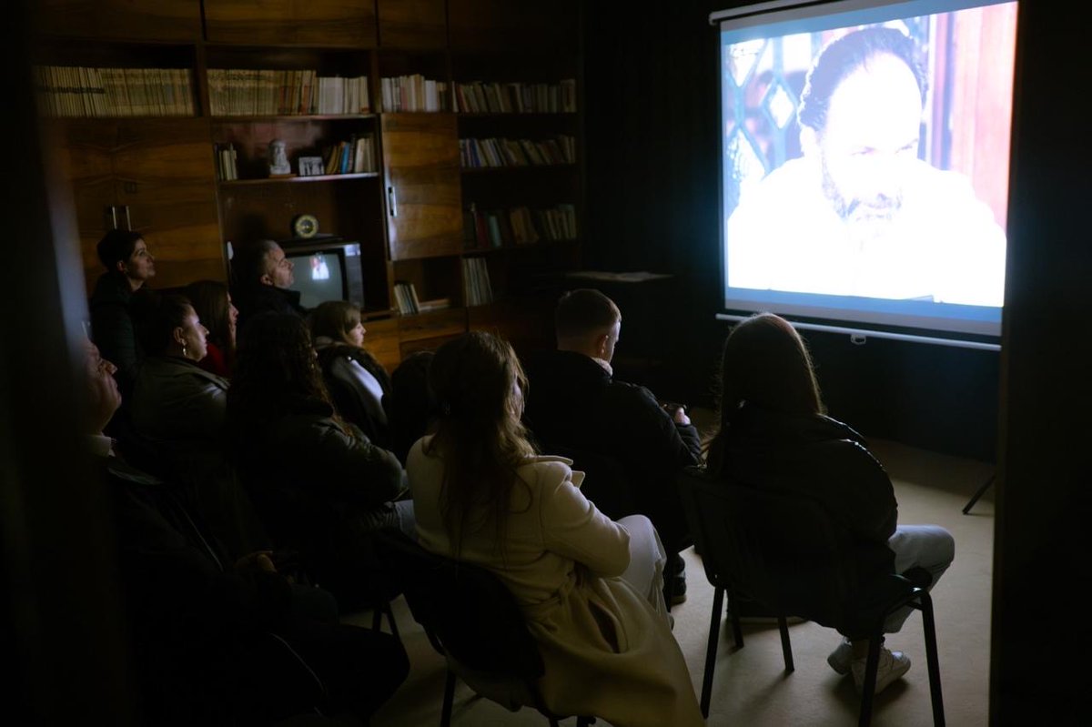 HouseKadare's tweet photo. Në shtëpinë e shkrimtarit, 80-vjetorin e Çlirimit të Shqipërisë, vendosëm ta shënonim kështu.
Ekspozuam gjithashtu skenarin e filmit artistik shkruar nga vetë shkrimtari, por që nuk gjeti miratim per t'u realizuar.
Eja në MUZE🫶🏻 https://t.co/fhjjLuSQHl