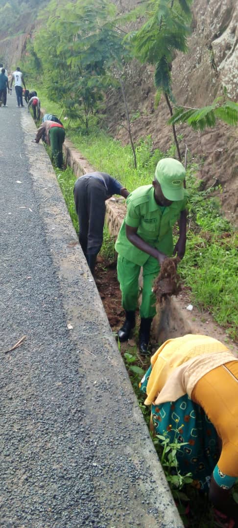 Uyu munsi mu murenge <a href="/GatsiboS/">Gatsibo Sector</a> habaye umuganda wibanze kugukora isuku kumuhanda wa kaburimbo, gusibura rigore, gukora ibiraro mu mihanda y'imigenderano,gutera ibiti kumisozi no gusana amazu&amp;ubwiherero butameze neza. 
<a href="/GatsiboDistrict/">Gatsibo District</a> 
<a href="/RwandaEast/">𝐄𝐚𝐬𝐭𝐞𝐫𝐧 𝐏𝐫𝐨𝐯𝐢𝐧𝐜𝐞 | 𝐑𝐰𝐚𝐧𝐝𝐚</a> 
<a href="/RwandaLocalGov/">Ministry of Local Government | Rwanda</a>