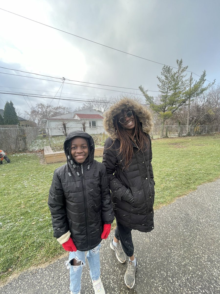 Voir deux de nos élèves découvrir la neige pour la toute première fois a été un moment rempli d’émerveillement et de joie. Ces instants précieux capturent toute la beauté de notre communauté scolaire et ce qui rend notre école si spéciale. 💙⚜️💛