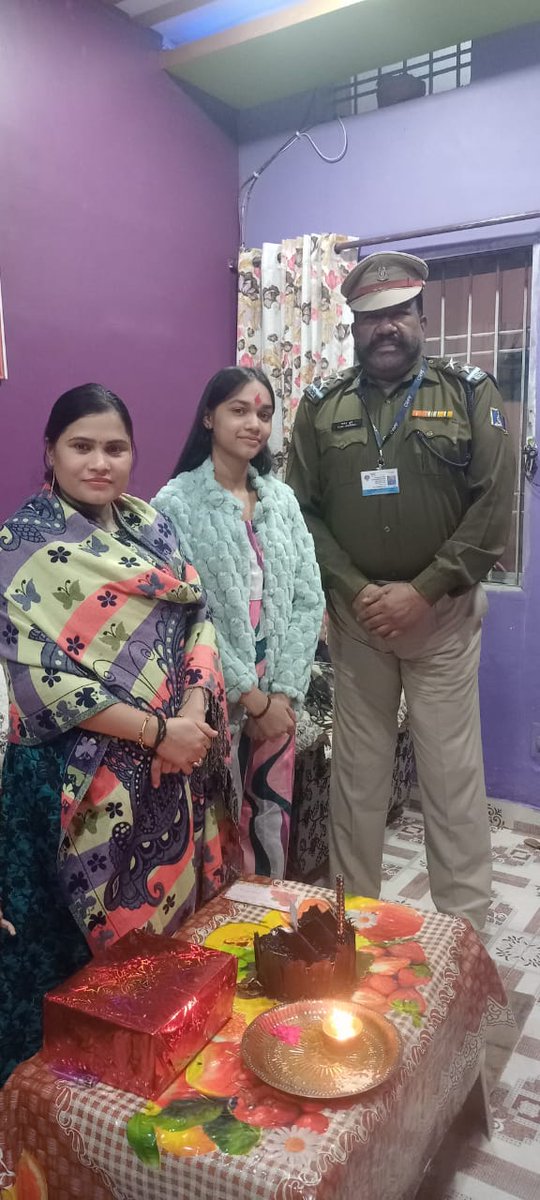 GC_BILASPUR's tweet photo. # CRPF ग्रुप केन्द्र बिलासपुर की हृदयस्पर्शी पहल।
वीर शहीद सिपाही/जीडी टेकराम वर्मा की पुत्री कु0 जाह्नवी वर्मा का 16वाँ जन्मदिन ग्रुप केन्द्र बिलासपुर के प्रतिनिधि द्वारा उनके गृह निवास पर मनाया गया तथा DIG GC Bilaspurकी ओर से ढेरों शुभकामनाएं दी गईं। https://t.co/1dIPHQFE3i