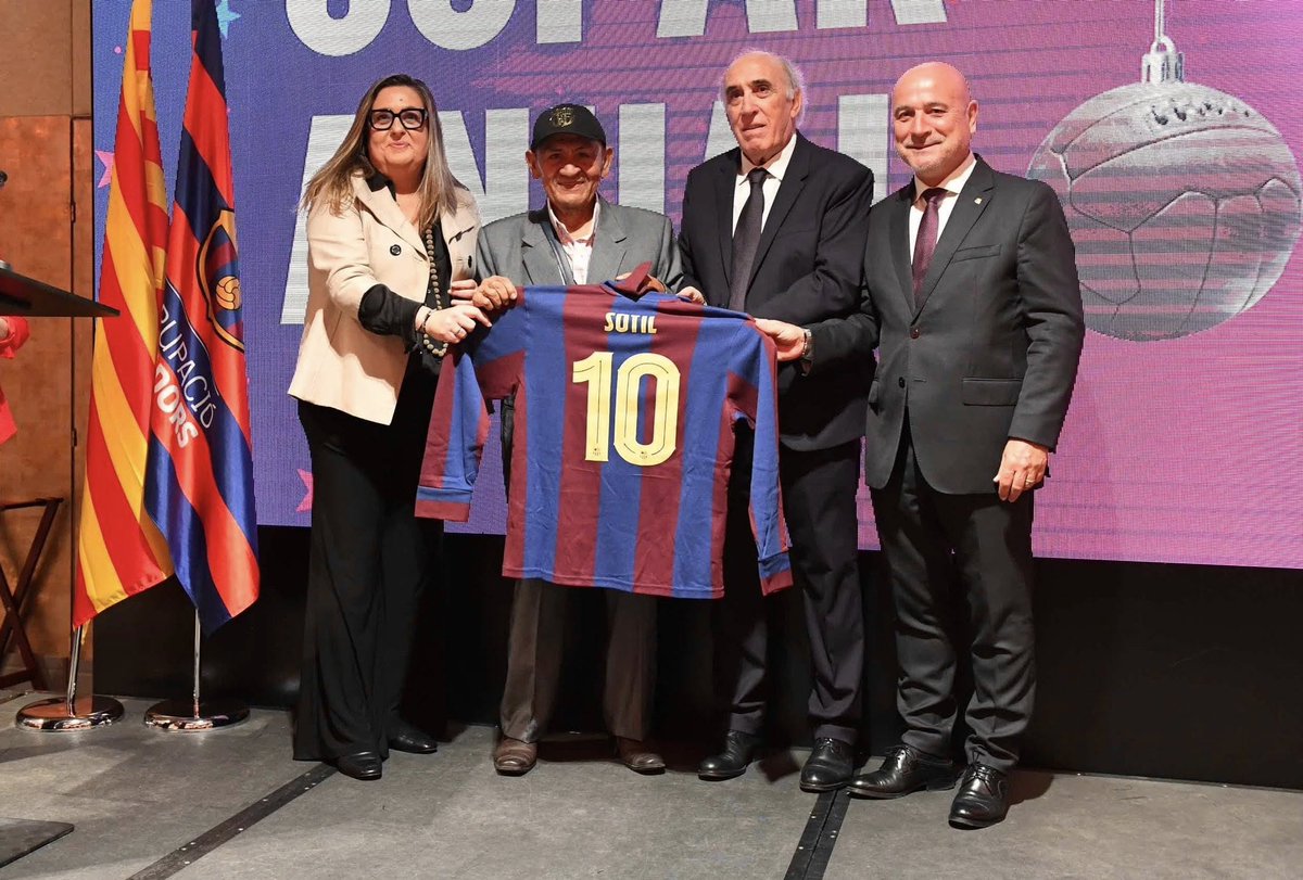 omarzev's tweet image. El Barcelona celebró sus 125 años de vida institucional con un homenaje a exfiguras del club, entre ellas el gran Hugo 'Cholo' Sotil. #ArribaPeru