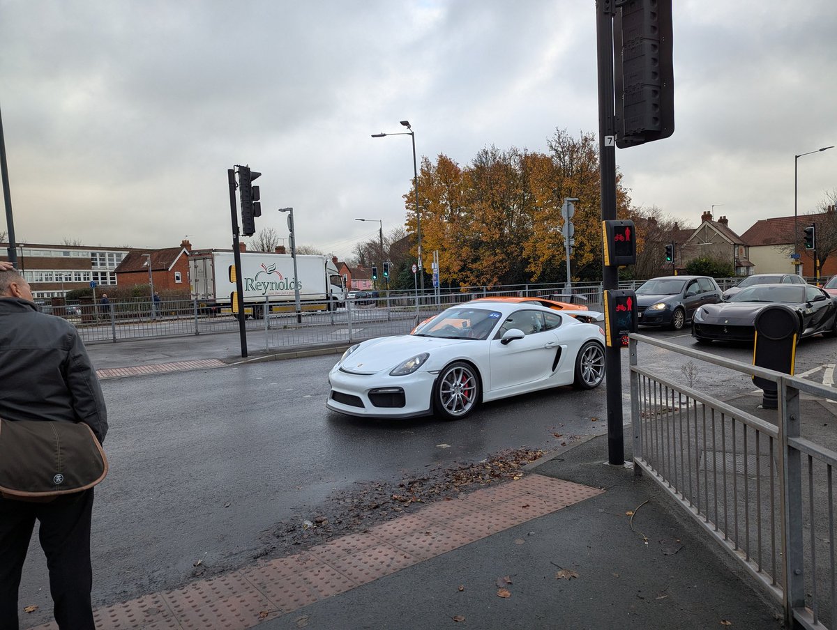 Welcome to Newbury, where it appears to be okay to not bother with a front number plate 🫣
@TVP_WestBerks