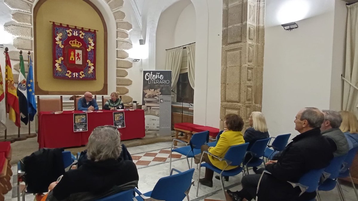 Grandísimo rato ayer en Cáceres en un lugar precioso, con la mejor compañía y una charla inolvidable con lectores en el Otoño Literario.  Se puede pedir más? #cuandosoplaelnordeste #edicionescamelot #lecturasrecomendadas📚 #libros #NovelaNegra #novela #rinlo