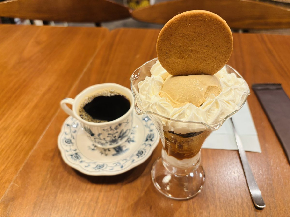 skrtjn's tweet photo. ミントカフェで紅茶パフェとコーヒーのセット☕︎これぞ宇宙。 #ミントカフェ #紅茶パフェ #コーヒー https://t.co/NQqExMQP35
