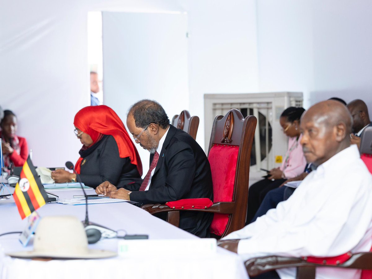 UrugwiroVillage's tweet image. President Kagame joins EAC Chair President Salva Kiir Mayardit of South Sudan, host President Samia Suluhu Hassan of Tanzania, President Yoweri Museveni of Uganda, President William Ruto of Kenya, Vice President Prosper Bazombanza of Burundi, and EAC Secretary-General Veronica