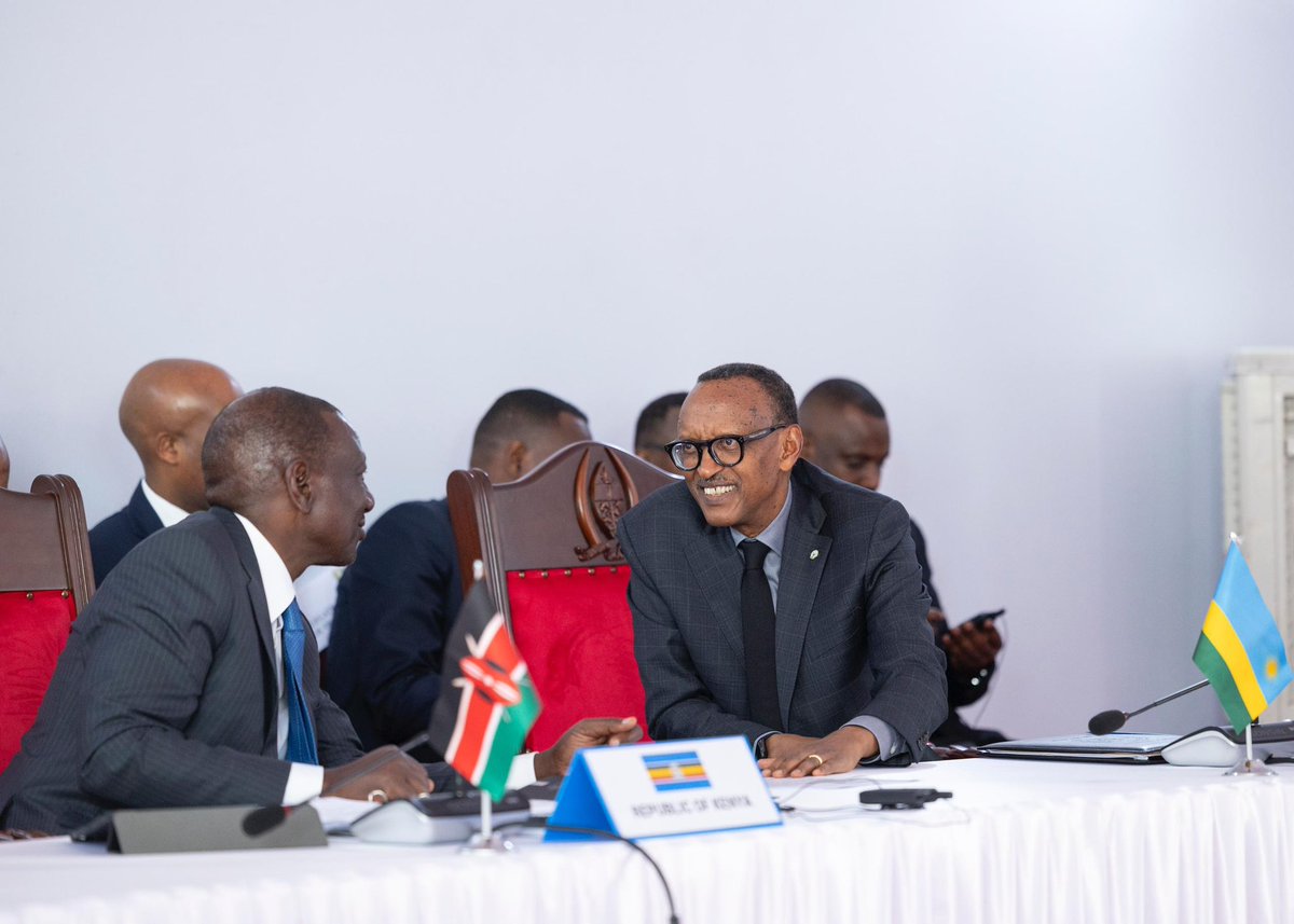 UrugwiroVillage's tweet image. President Kagame joins EAC Chair President Salva Kiir Mayardit of South Sudan, host President Samia Suluhu Hassan of Tanzania, President Yoweri Museveni of Uganda, President William Ruto of Kenya, Vice President Prosper Bazombanza of Burundi, and EAC Secretary-General Veronica