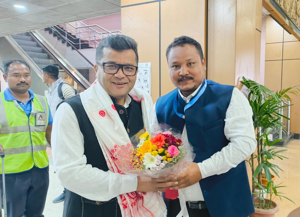 CmertiCsb's tweet image. Shri Pabitra Margherita, Hon’ble Minister of State for Textiles &amp;amp; External Affairs, Govt. of India and Mr. Tapir Gao, MP, Arunachal East, Arunachal Pradesh, received a cordial reception at Dibrugarh Airport by Mr. Pulak Rabha (Scientist-B), REC, Lakhimpur.
#TeamCSB