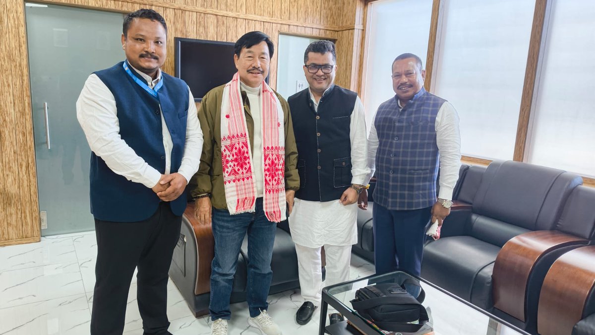 CmertiCsb's tweet image. Shri Pabitra Margherita, Hon’ble Minister of State for Textiles &amp;amp; External Affairs, Govt. of India and Mr. Tapir Gao, MP, Arunachal East, Arunachal Pradesh, received a cordial reception at Dibrugarh Airport by Mr. Pulak Rabha (Scientist-B), REC, Lakhimpur.
#TeamCSB