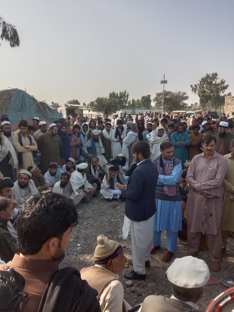 PashtunNJirga's tweet photo. بنوں کے #بکاخیل میں رات کو فوج نے آپریشن کے دوران مقامی لوگوں کے گھروں پر بمباری کی، جس سے گھر تباہ ہو گئے، ایک شخص جاں بحق اور تین زخمی ہوئے۔ جانی خیل میں کرفیو بھی نافذ کر دیا گیا ہے۔
بنوں کے دیگر علاقوں میں رہنے والے بکاخیل قبیلے کے لوگوں نے اپنے قبیلے کے افراد سے اظہارِ یکجہتی کے لیے آج بنوں-میرانشاہ روڈ پر احتجاج کیا اور #کرفیو ختم کرنے اور زخمیوں کو اسپتال پہنچانے کا مطالبہ کیا۔

مظاهرین کا کہنا ہے کہ فوج طالبان کے خلاف آپریشن کے بہانے عام لوگوں کے گھروں کو نشانہ بناتی ہے۔ دوسری طرف، فوج کہتی ہے کہ دس عسکریت پسند مارے گئے، لیکن ان کی لاشیں اب تک کسی نے نہیں دیکھیں۔ فوج ہر وقت عسکریت پسندوں کو مارنے کے دعوے کرتی ہے، لیکن کبھی ان کی لاشیں عوام کو نہیں دکھاتیں۔ یہ دعوے صرف آئی ایس پی آر کے ٹویٹر اور مین سٹریم میڈیا پر نظر آتے ہیں، حالانکہ زمینی حقائق اس کے بالکل برعکس ہیں۔

#StopPersecutingPashtuns #StateTerrorismContinues #ReleasePTMActivists #StopPersecutingPTMActivists #StateDeniesPashtunsJustice #WeStandWith11OctJirga
#BakkaKhel #Bannu