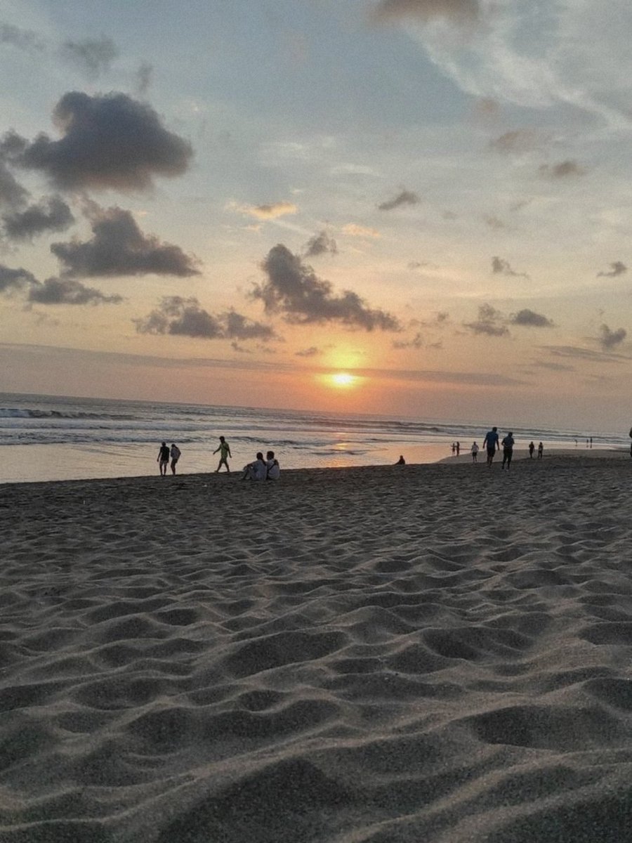 ㅤ

Tiba-tiba makan seafood sambil nonton sunset di Bali.

ㅤ