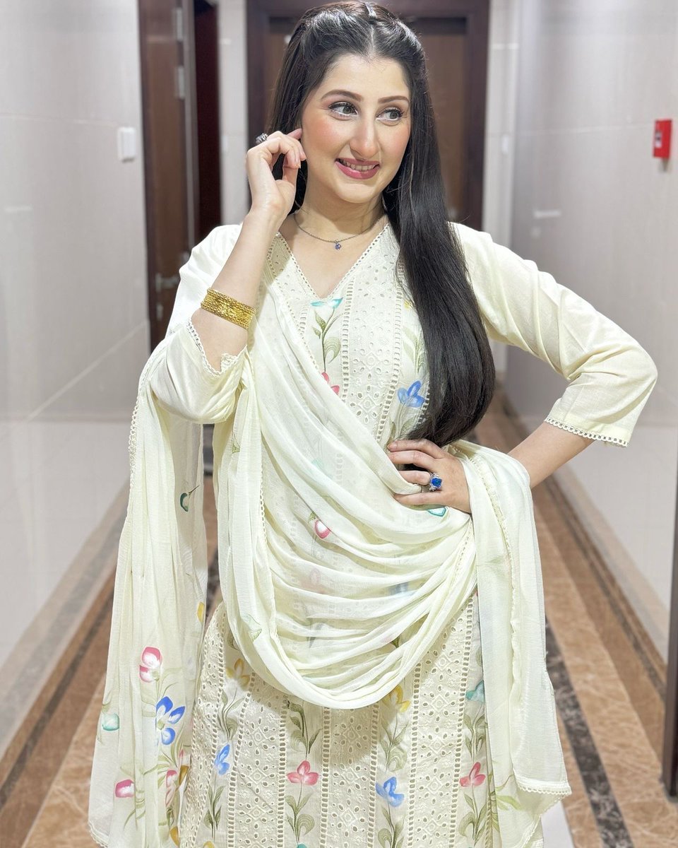 MediaSpringPk's tweet photo. Effortlessly elegant 🤍 @DrArooba1 at the recordings of her web show #Studio3 https://t.co/rIVaaqwV7d