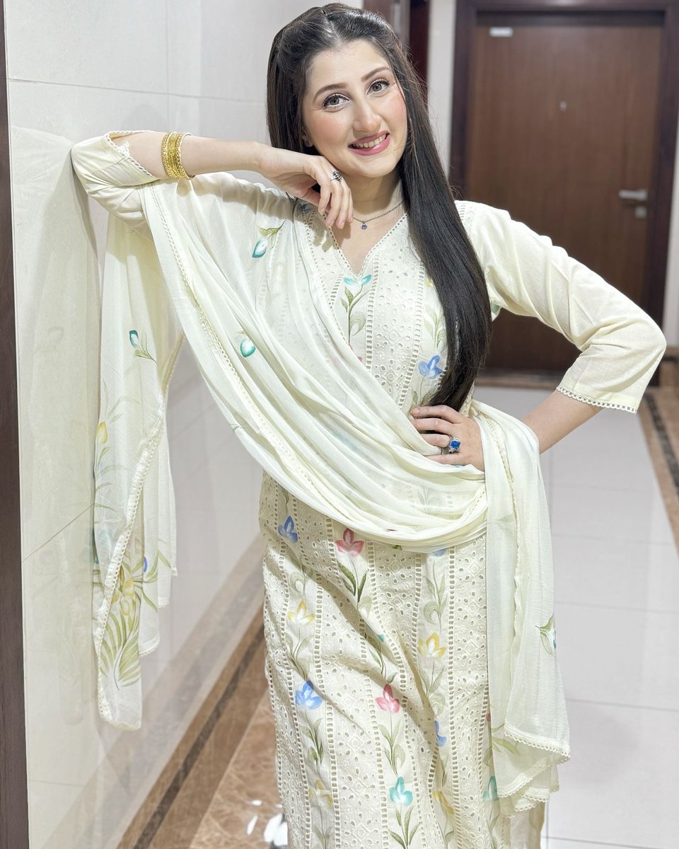 MediaSpringPk's tweet photo. Effortlessly elegant 🤍 @DrArooba1 at the recordings of her web show #Studio3 https://t.co/rIVaaqwV7d