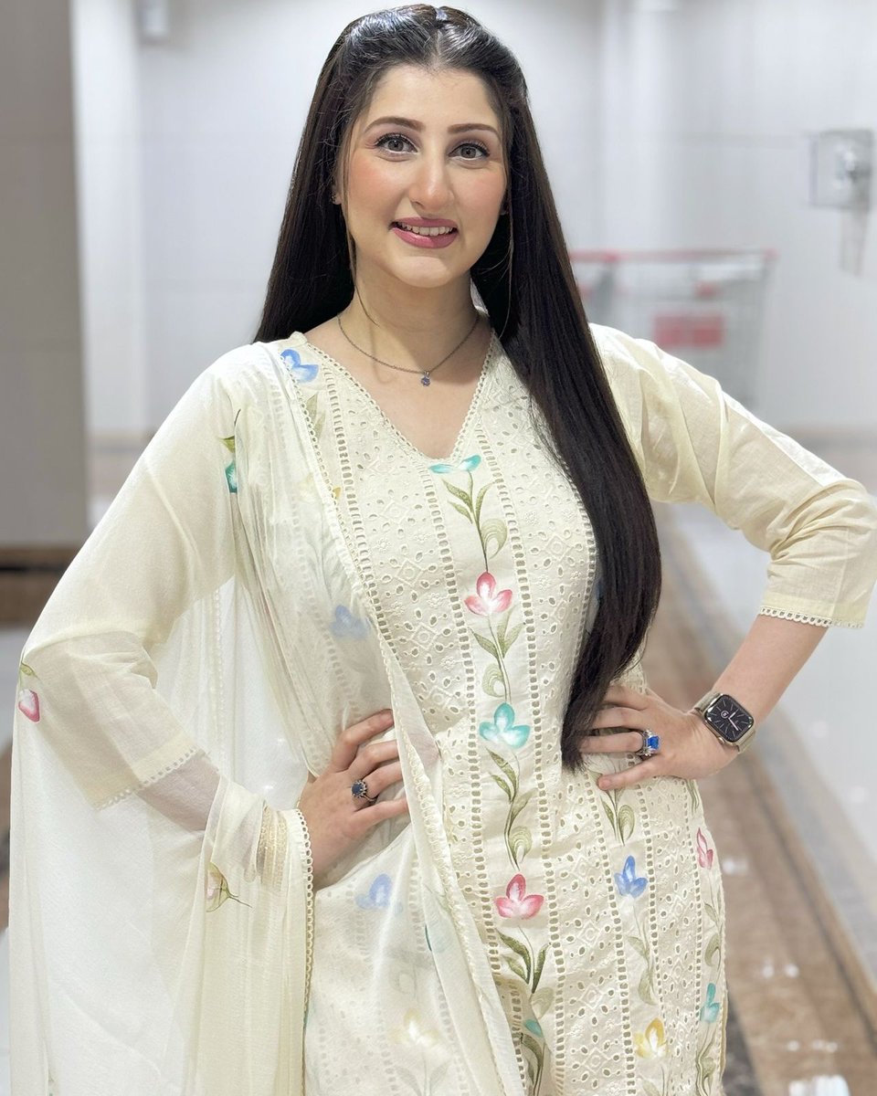 MediaSpringPk's tweet photo. Effortlessly elegant 🤍 @DrArooba1 at the recordings of her web show #Studio3 https://t.co/rIVaaqwV7d