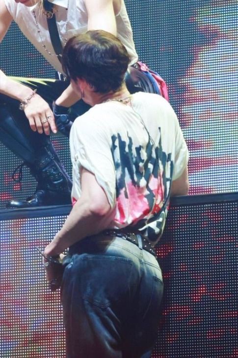 jvptmoncran's tweet photo. bangchan can't go to the military bc he's a liability in that his ass is so big if he lays down in the trenches you'll be able to see where he's hiding and it will alert the enemy lines https://t.co/9rX07gFoH4