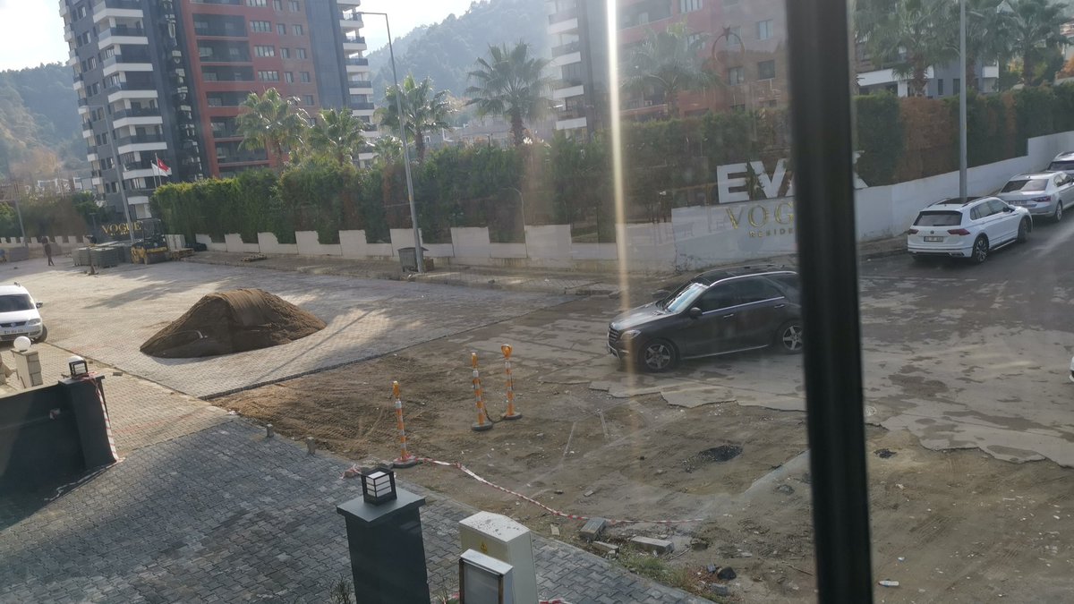 drxefo7's tweet photo. @TCSalihliBel belirli bir yere kadar yol çalışmasınu kilit taş yapıp hem yanına size asfalt yapalım ne demek asfalt iyi ise her yere yapılsın kilit taş iyi ise bizim apartmanın önünede yapılsın keyfi işler yapılmasa adil belediyecilik olsa https://t.co/BLC4wV7jb4