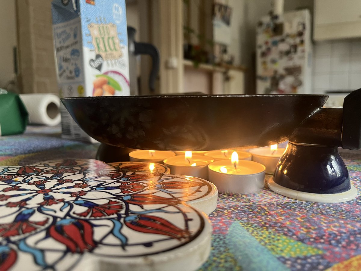 cara deu um problema e acabou a luz na rua toda e nosso fogão é elétrico, eu tava no meio da fritação de um omelete tive que pensar numa solução 👍