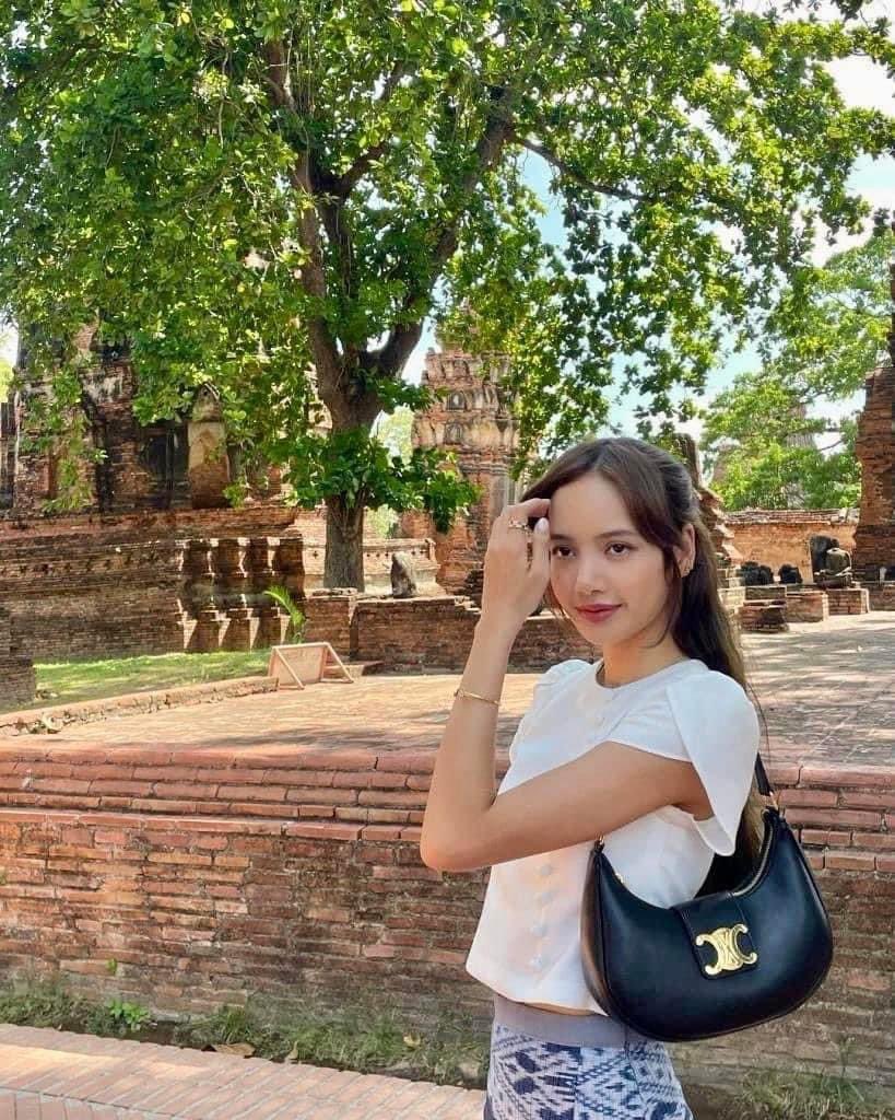 vickyhappy92's tweet photo. LISA "ลิซ่า" ณ กรุงเก่า ในชุดเสื้อผ้าฝ้าย และนุ่งผ้าถุงฝ้ายมัดหมี่ย้อมคราม น่ารักมากๆ แต่งตัวตามลิซ่าแล้วไปถ่ายรูปกันได้น้าา 💕
.
🚩 เสื้อ :  https://t.co/5WU2lMGK8J

🚩 ผ้าถุง : https://t.co/VUPBkJ0DDW

#ลิซ่า #liza  #อยุธยา #เทึ่ยวปีใหม่ https://t.co/cnQGVTxv09