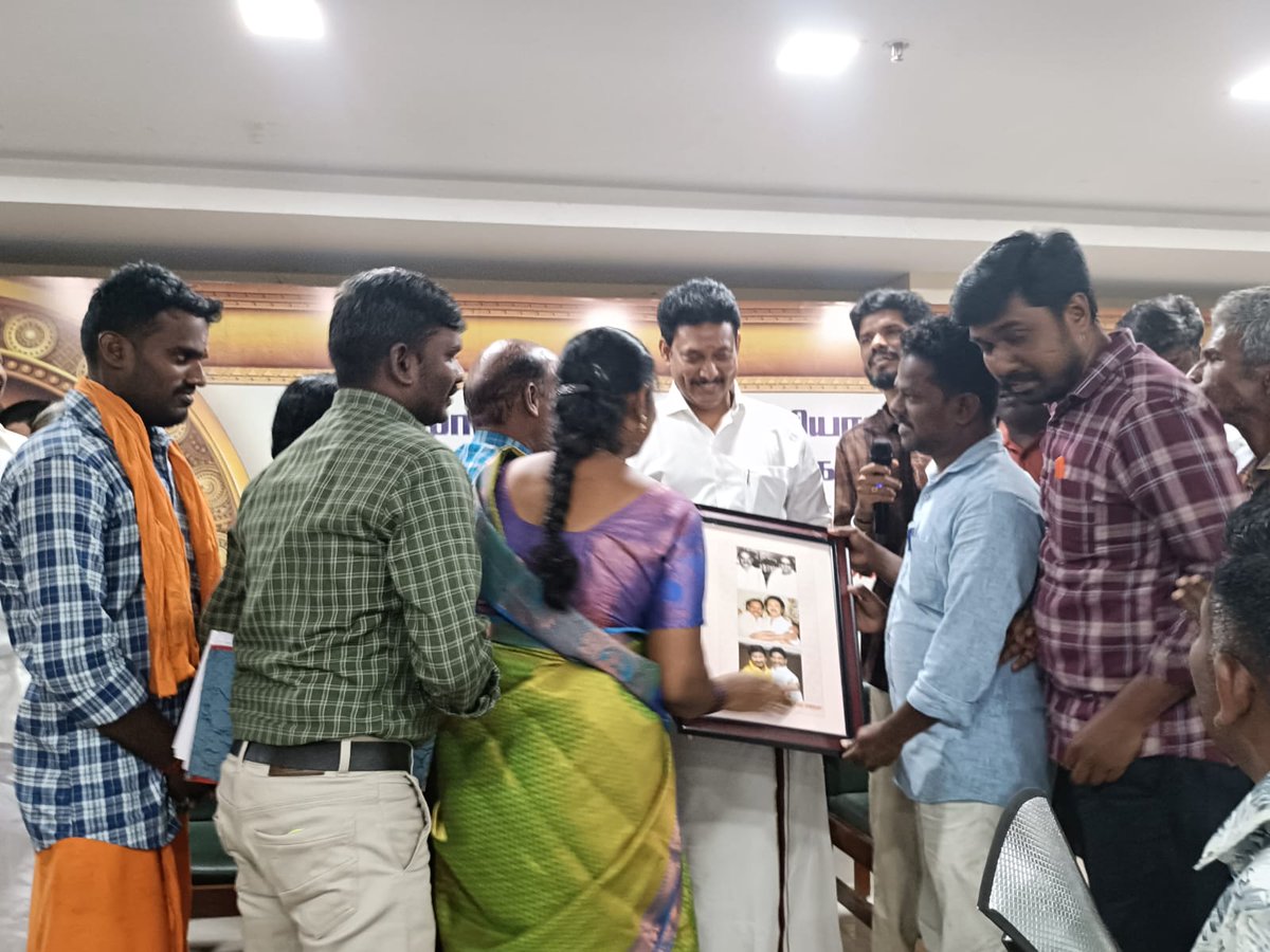 vimalrani095's tweet photo. புயல்,மழை என அனைத்து இயற்கை பேரிடர் காலங்களிலும் அயராது உழைக்கும் கழக சூரியன் மீண்டும் உதிக்கட்டும் இனி வரும் காலங்களிலும்!!!!! Mks
#increase_BT_BRTE_TRB_vacancy2024 
#CycloneFengal 
#ChennaiRains https://t.co/UhLjs9jSwn