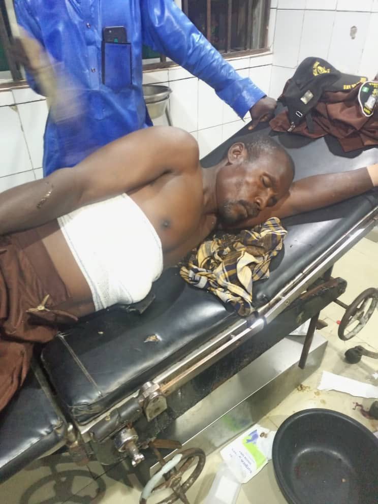 NigeriaStories's tweet image. JUST IN: Abuja Native Doctor Testing ‘Bullet Proof’ Charm Sh0ts himSelf In Stomach and lands in hospital