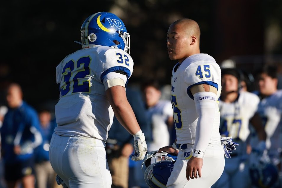 試合前練習に関学キャプテンの永井励がいなかった。

試合が始まる。1年の春からLBとして試合に出続けてきた男が、ずっとサイドラインにいた。代わりに出たのが、1年生の弟・秀だ。32番の弟は体を張って奮闘した。尊敬する兄の分まで。