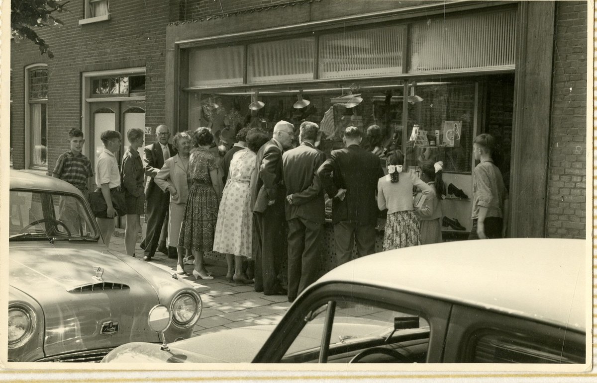 Heb je het gezien? Mieterse aanbiedingen bij Voorberg schoenen in 's-Gravenzande (ca. 1960). Zal dit weekend wel druk worden in de Westlandse winkelstraten. 
#blackfriday #sinterklaas