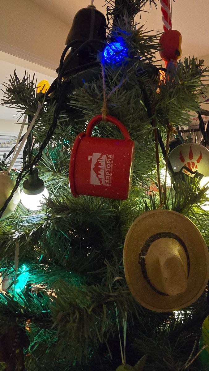 🎵Oh Christmas tree, oh Christmas tree.🎶
My 🎄 is up, thank you <a href="/earptopia/">Earptopia</a>. The mug is so cute 🥰
Also the white stetson, I got that one from the Christmas store in Town of Banff, AB 🤠 when I was there.
#WynonnaEarp