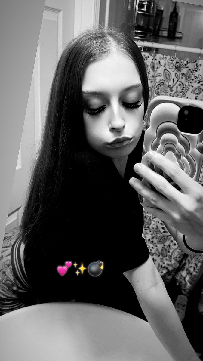 snowbabyy25's tweet photo. no glasses 🤓 
- lashes just 💣❤️‍🔥 https://t.co/3q666oN9BC
