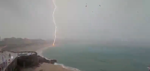 <a href="/Unomas_1970/">Uno más</a> <a href="/EloyTP/">Eloy TP</a> Esto parece que cayó en la playa 😬