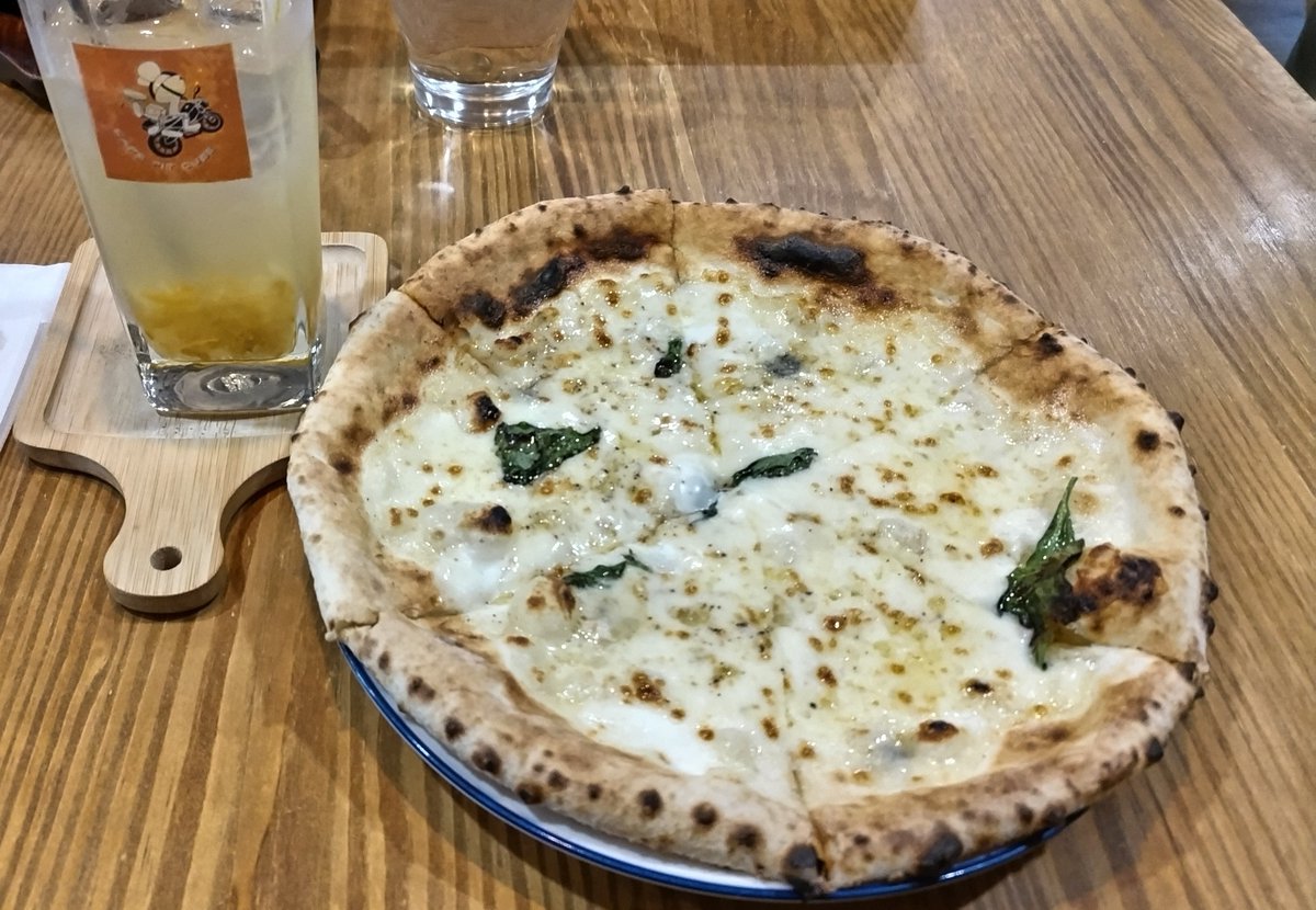 magatama1275's tweet photo. 仕事が早く終わったので、
ダッシュでお店へ。
クアトロフォルマッジと
窯焼きソーセージ盛り合わせを頂きました。
ご馳走様でした。
#cafepitcube https://t.co/nM5i658kMH