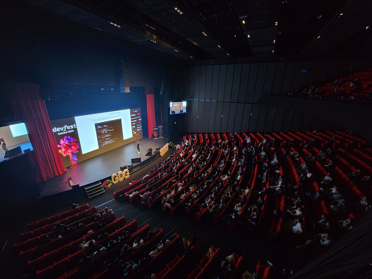 GDGIstanbul's tweet image. 🚀 DevFest İstanbul 2024: Teknoloji ve Topluluk Ruhu Bir Arada! 🚀
Geçtiğimiz Cumartesi (09.11.24), teknoloji tutkunları için yılın en büyük buluşmasını gerçekleştirdik! DevFest İstanbul 2024, bir günü değil, topluluğumuzun yıllar süren tutkusu ve emeğini kutladığımız unutulmaz…