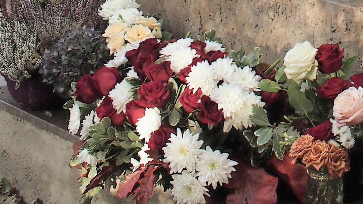 fujunbg_Maria's tweet photo. いつかもう一度、あの花であふれた美しい墓を訪れて、あの人に向けられた愛に触れたかったわ。 https://t.co/fjqN2nzZxv