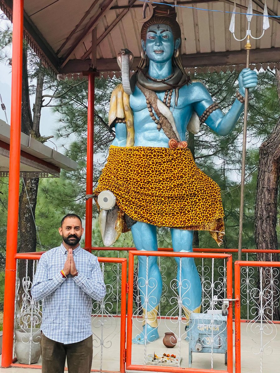 GoguSharma's tweet photo. पालमपुर के बंदला में स्थित मां ज़खणी मंदिर में छोटी बहन व जीजा जी संग दर्शन करने का सौभाग्य प्राप्त हुआ। माँ का आशीर्वाद सदा बना रहे,
जय माँ ज़खणी 🙏❤️ 🛐

#social_service_first  #🔯🛕🚩 #avinashgogusharma 

#jakhni #jakhnimata #bandla  #palampur #jaimatadi #himachalpradesh https://t.co/s12BVfiL0a
