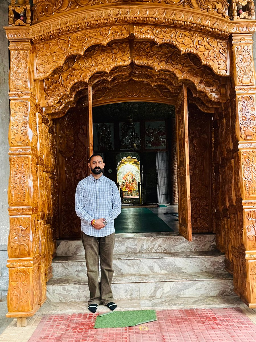 GoguSharma's tweet photo. पालमपुर के बंदला में स्थित मां ज़खणी मंदिर में छोटी बहन व जीजा जी संग दर्शन करने का सौभाग्य प्राप्त हुआ। माँ का आशीर्वाद सदा बना रहे,
जय माँ ज़खणी 🙏❤️ 🛐

#social_service_first  #🔯🛕🚩 #avinashgogusharma 

#jakhni #jakhnimata #bandla  #palampur #jaimatadi #himachalpradesh https://t.co/s12BVfiL0a