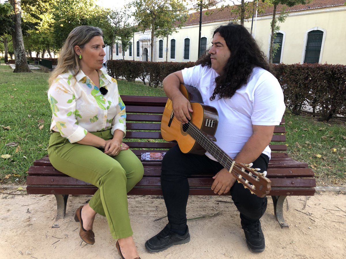 Assinalando a comemoração dos 500 anos do nascimento de Luís de Camões, o cantor e autor Nuno Barroso apresentou-nos o seu mais recente single 'Amor é Fogo que Arde sem se Ver'. Fomos ao Largo da Luz, em Carnide, conversar com Nuno Barroso. t.ly/1454f #radio #musica