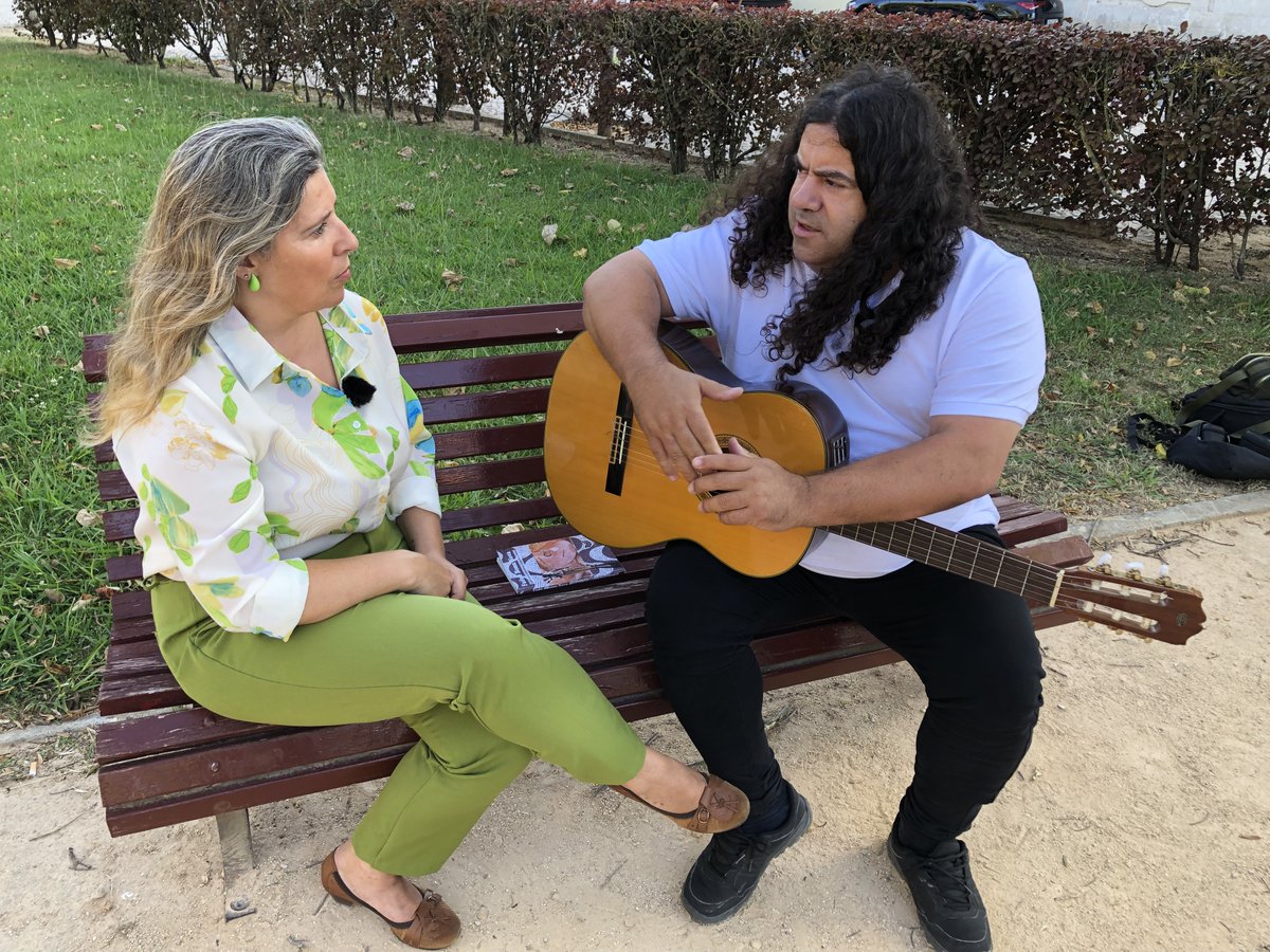 TunetRadio's tweet photo. Assinalando a comemoração dos 500 anos do nascimento de Luís de Camões, o cantor e autor Nuno Barroso apresentou-nos o seu mais recente single 'Amor é Fogo que Arde sem se Ver'. Fomos ao Largo da Luz, em Carnide, conversar com Nuno Barroso. https://t.co/LpE4d3Qzlj #radio #musica https://t.co/n3mdH4UYRS