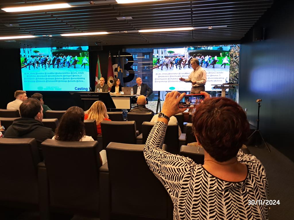 ilazaro's tweet photo. XVI #GetxoBlog en este 2024, cambio de ciclo y contratación el deseo de que continúe muchos más años.

Zorionak @agirregabiria, premiados en esta edición especial que también se puede seguir en #streaming

https://t.co/lRgUpcDsRT

#Getxo #Bizkaia #Euskadi #Blogs https://t.co/tTfHNwY4ww