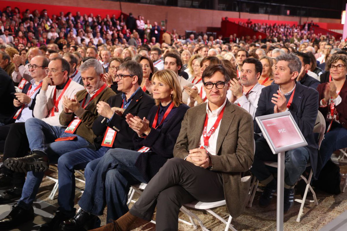 salvadorilla's tweet photo. 🌹 Los y las @socialistes_cat asistimos al #41CongresoPSOE con optimismo y con muchas ganas.

Tenemos dos grandes objetivos: construir un proyecto sólido, claro y útil para España, y apoyar el liderazgo de @sanchezcastejon.

#EspañaAdelantaPorLaIzquierda https://t.co/VqTCN55w6m