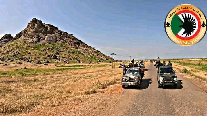 Sudanesearmy1's tweet photo. ـ جميع قراءتنا العسكرية تدل على أن مليشيا الدعم السريع قد وصلت مرحلة تفاقم "العزلة العملياتية" في عموم تواجدها في ولاية الجزيرة بسبب تشكل البيئة المعادية Hostile Enviroment والتي وصلت إليها بسبب "عداء شعبي" مكتمل الأركان نتيجة لممارسات القوات من السرقة والنهب والقتل العشوائي الغير مبرر في المناطق والمدن الغير حضرية المرتبطة بالمجتمعات .

ـ مليشيا الدعم السريع قد أصبحت تواجه صعوبة كبيرة في البقاء وتنفيذ مهامها في بيئة ولاية الجزيرة والتي تشكل خطراً بالفعل على سلامة وتحركات قوات المليشيا بحيث أصبح السكان هم أنفسهم مصدر تهديد مباشر من خلال "المقاومة المسلحة" .

ـ تأثير العزلة العملياتية كبير على مستوى اللوجستيات وإنسيابها للمناطق المحاذية للقوات المسلحة السودانية وكذلك تأثير مهم ودقيق على مستوى الروح المعنوية التي أدت لشعور جنود المليشيا بالعزلة والخطر الدائم .

ـ أما على مستوى التكتيكات فأصبحت المليشيا غير قادرة على تنفيذ المناورات والتكتيكات الإستراتيجية الراجع ذلك لصعوبة في الحركة قد ينتج ذلك عن تعرضها للهجمات والكمائن أثناء تنقلها ,العزلة العملياتية التي وصلت لها مليشيا الدعم السريع في ولاية الجزيرة جعلتها غير قادرة على "التنبؤ" والتعرف على تحركات القوات المسلحة والمقاومة الشعبية لغياب كامل لمصادر الإستخبارات المحلية من المنتفعين مع ضعف كامل للقدرة على المراقبة والرصد بسبب صعوبة نشر فرق الإستطلاع وجمع المعلومات الميدانية مع زيادة عناصر المفاجأة وهي القدرة على عدم توقع الهجمات والكمائن بسبب كثرة الهجمات المباغتة , البيئة المعادية التي تسببت في "العزلة العملياتية" جعلت المليشيا غير قادرة على فهم طبيعية التهديدات المحلية المرتبطة بالسكان ما أدى لصعوبة تحليل البيئة الإجتماعية .

ـ هنالك فارقا مهما ودقيقا يكمن في الفرق بين القوات التي تتبع للمليشيا في مدينة مثل الخرطوم وولاية الجزيرة منطقة "العزلة العملياتية" في كون أن ولاية الجزيرة تصعب فيها عمليات الإمداد والتعزيزات والإخلاء مع زيادة خطر نفاذ الموارد الحيوية وعدم القدرة على تجديدها وضعف وإنعدام المعلومات الإستخباراتية مع صعوبة التنبؤ بحركات الجيوش الميدانية والتهديدات المحلية وكذلك عدم الآمان عند التنقل وإمكانية تعرض خطوط الإمداد والإتصالات للتخريب ,كل ذلك يضر بشكل كبير بالفعالية القتالية لقواتها والتي أدت لتراجع القدرة على تنفيذ العمليات الهجومية والدفاعية, معركة الجزيرة أقرب بكثير من "الخرطوم" والمليشيا قد أصبحت في مرحلة متفاقمة من "العزلة العملياتية" والتي ستسهل في حالة الإجتياح عمليات إنسحاب وفرار المليشيا من الولاية  .

📌 وحدة التحليل العسكري #SMC #Analysis_Unit التابعة لمنصات القدرات العسكرية السودانية #حــرب