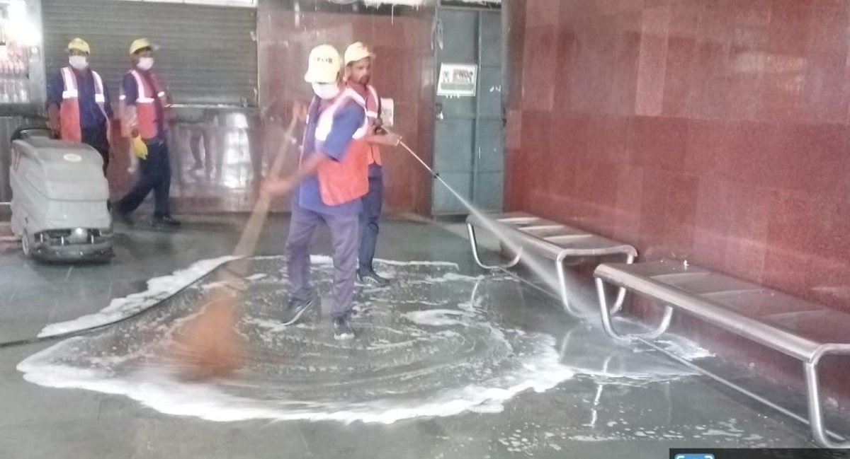 drm_fzr's tweet photo. A station neat, makes journey sweet!

'Safai Mitras' carry out a meticulous sanitation drive at the Jammu Tawi Railway Station to ensure passengers have a hygienic travel experience.

#NRCleanlinessDrive https://t.co/P0KCQXCCBa