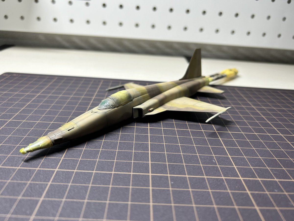#今月完成しなかったプラモ晒そうぜ
童友社さんの1/72 F5E Tiger2です。
合わせ目や羽と胴体と隙間をパテ埋め、増槽タンクやミサイル位置や穴の調整など、悔しいですが月内に完成することができませんでした。