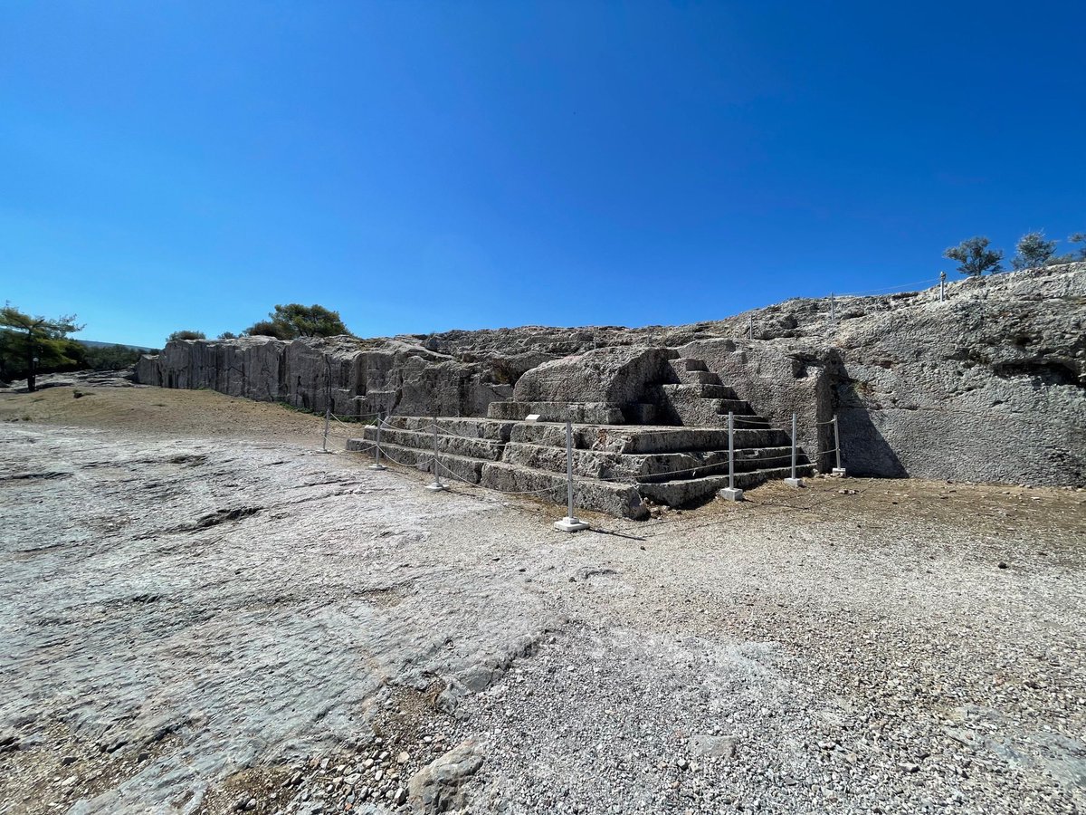Dit is de Pnyx, de heuvel aan de voet van de Akropolis waar in het oude Athene de volksvergaderingen werden gehouden. In het midden het spreekgestoelte waar Perikles zelf sprak.

En kijk eens? De lucht is blauw. (@periklesinstituut.bsky.social)
