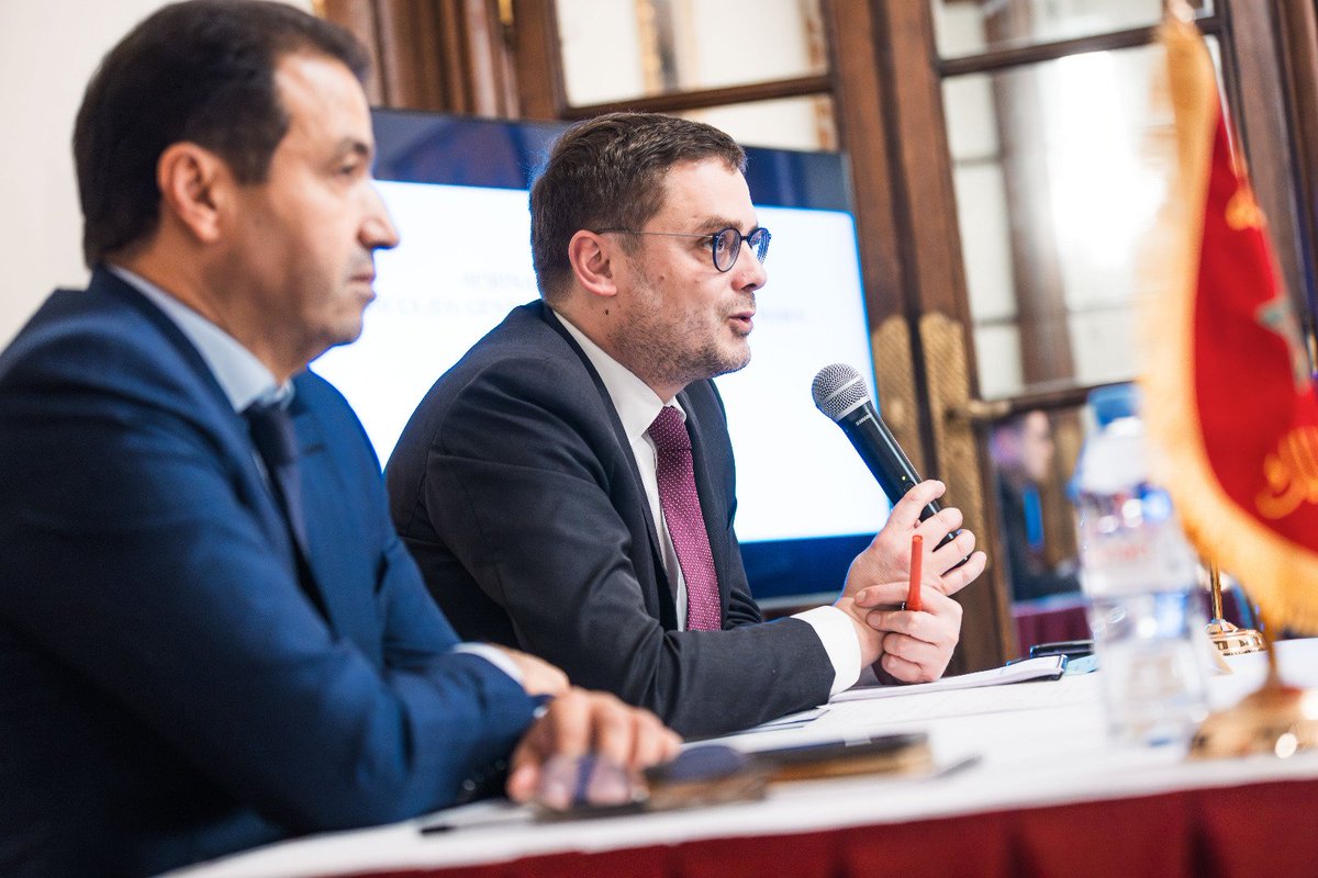 AmbaMarocFrance's tweet photo. Organisé par l’Ambassade du #Maroc, la rencontre sans précédent de hauts responsables des ministères #français de l'Intérieur et de @francediplo avec les 17 Consul(e)s généra(les)ux du #Maroc 🇲🇦 déployés en #France🇫🇷, a été présidée par les co-présidents du Groupe migratoire mixte permanent #Maroc #France ( #GMMP),Khalid Zerouali, Directeur de la #Migration et de la Surveillance des #Frontières au Ministère Marocain de l’Intérieur et Simon Fetet, Directeur de l’Immigration au Ministère français de l’Intérieur.