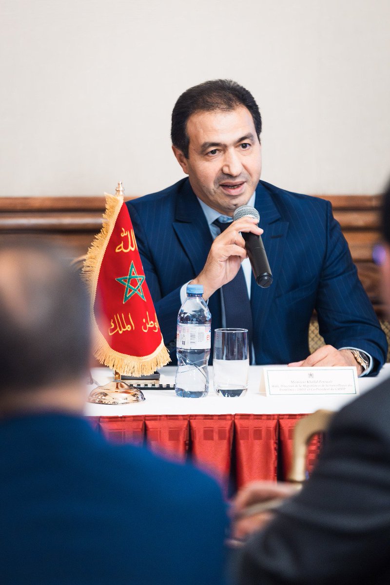 AmbaMarocFrance's tweet photo. Organisé par l’Ambassade du #Maroc, la rencontre sans précédent de hauts responsables des ministères #français de l'Intérieur et de @francediplo avec les 17 Consul(e)s généra(les)ux du #Maroc 🇲🇦 déployés en #France🇫🇷, a été présidée par les co-présidents du Groupe migratoire mixte permanent #Maroc #France ( #GMMP),Khalid Zerouali, Directeur de la #Migration et de la Surveillance des #Frontières au Ministère Marocain de l’Intérieur et Simon Fetet, Directeur de l’Immigration au Ministère français de l’Intérieur.