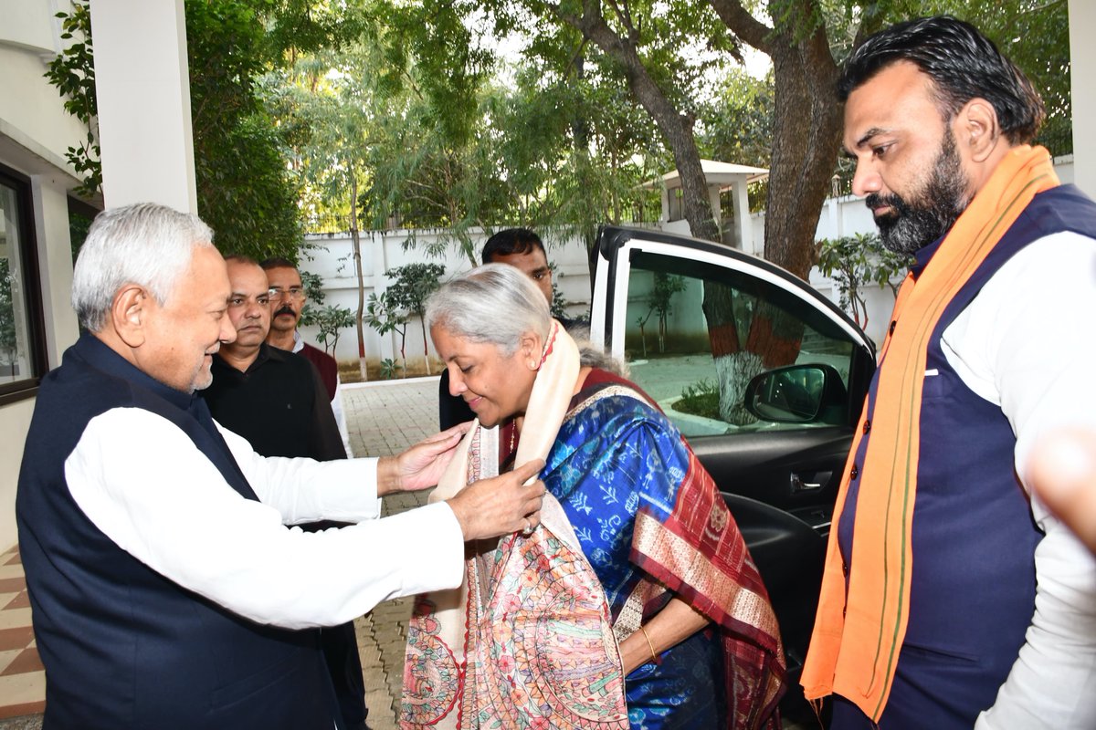 NitishKumar's tweet photo. पटना स्थित 1, अणे मार्ग में माननीय केंद्रीय वित्त मंत्री श्रीमती निर्मला सीतारमण जी से मुलाकात की। (1/2) https://t.co/Fm0oOeyMp0