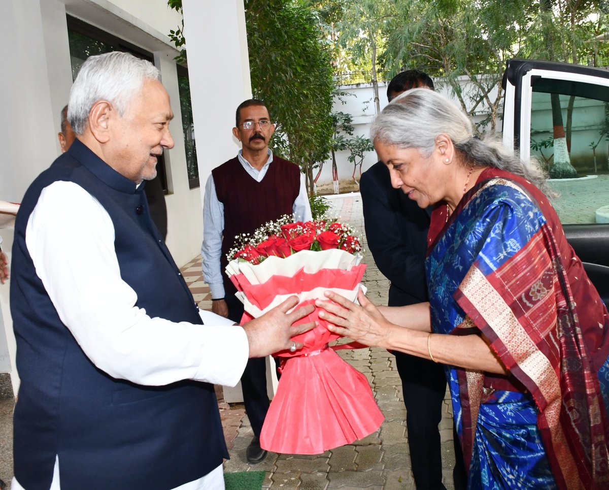 NitishKumar's tweet photo. पटना स्थित 1, अणे मार्ग में माननीय केंद्रीय वित्त मंत्री श्रीमती निर्मला सीतारमण जी से मुलाकात की। (1/2) https://t.co/Fm0oOeyMp0